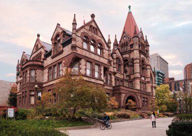 Toronto, Kanada - 20 10 2018: Toronto Üniversitesi Victoria Koleji 'nin en eski binası olan Old Vic' te sonbahar günbatımı manzarası. Eski Vic, Richardsonian Romanesk mimarisinin bir örneğidir.
