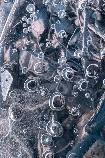 Textura abstracta primer plano fondo hielo con surcos, surcos, y burbujas de aire cought por las heladas en la masa de agua durante la congelación — Foto de Stock