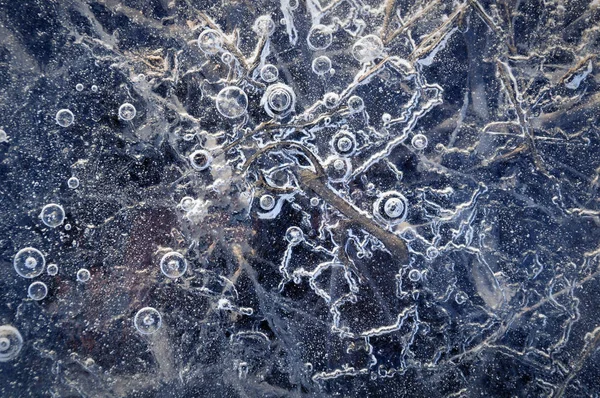 Textura abstracta primer plano fondo hielo con surcos, surcos, y burbujas de aire cought por las heladas en la masa de agua durante la congelación — Foto de Stock