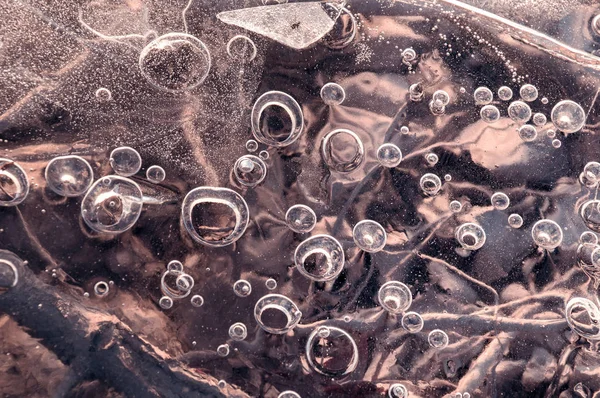 Textura abstracta primer plano fondo hielo con surcos, surcos, y burbujas de aire cought por las heladas en la masa de agua durante la congelación — Foto de Stock