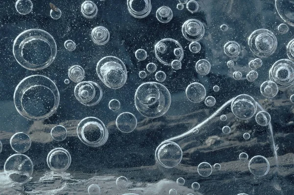 Textura abstracta primer plano fondo hielo con burbujas de aire atrapadas por las heladas en la masa de agua mientras se congela — Foto de Stock