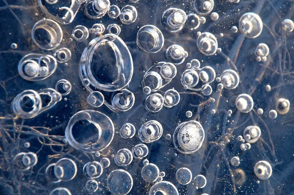 Textur abstrakte Nahaufnahme Hintergrund Eis mit Luftblasen durch Frost in der Masse des Wassers gefangen, während gefrieren — Stockfoto