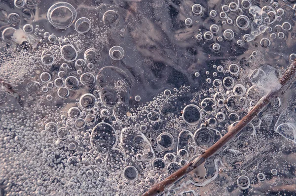 Textura abstracta primer plano fondo hielo con burbujas de aire atrapadas por las heladas en la masa de agua mientras se congela — Foto de Stock