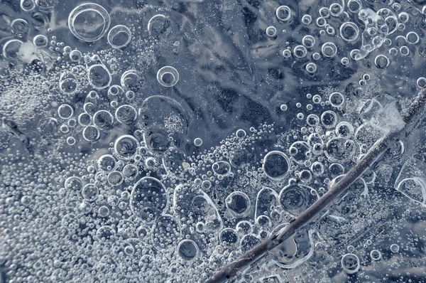 Textura abstracta primer plano fondo hielo con burbujas de aire atrapadas por las heladas en la masa de agua mientras se congela — Foto de Stock