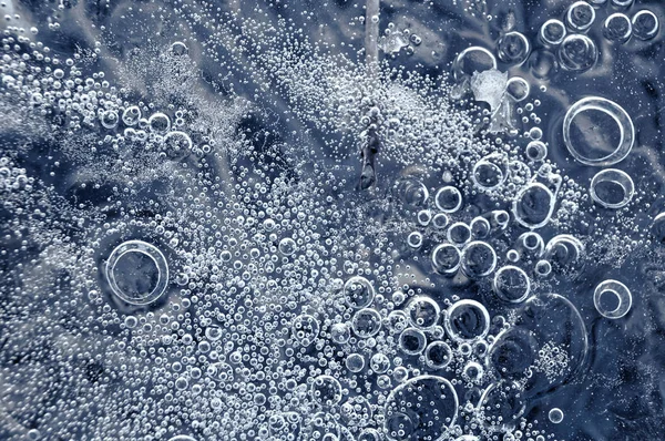Textura abstrato closeup fundo gelo com bolhas de ar capturado por geada na massa de água enquanto congelamento — Fotografia de Stock