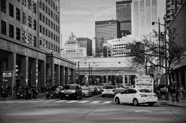 Toronto, Kanada-05 20 2018: Sunny afternon 'da Toronto şehir merkezindeki Bay Caddesi ve Queens Quay kavşağında trafik. Bay Street, torontos Financial District 'in merkezidir ve genellikle