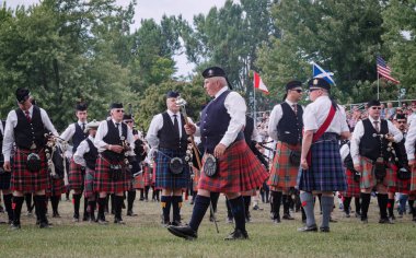 Fergus, Ontario, Kanada - 08 11 2018: Fergus İskoç Festivali ve Highland Oyunları sırasında Ontario Pipers and Pipe Band Society of Ontario tarafından düzenlenen Pipe Band yarışmasında 20'den fazla Boru bandı