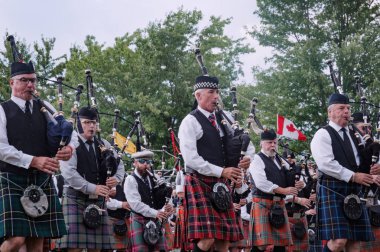 Fergus, Ontario, Kanada - 08 11 2018: Fergus İskoç Festivali ve Highland Oyunları sırasında Ontario Pipers and Pipe Band Society of Ontario tarafından düzenlenen Pipe Band yarışmasında 20'den fazla Boru bandı