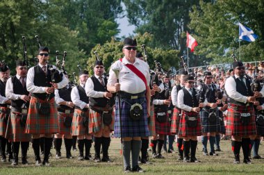 Fergus, Ontario, Kanada - 08 11 2018: Fergus İskoç Festivali ve Highland Oyunları sırasında Ontario Pipers and Pipe Band Society of Ontario tarafından düzenlenen Pipe Band yarışmasında 20'den fazla Boru bandı