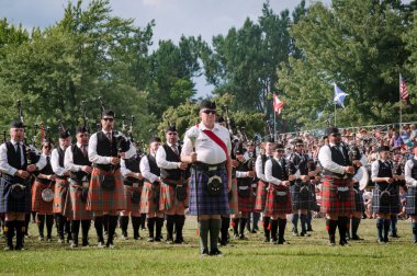 Fergus, Ontario, Kanada - 08 11 2018: Fergus İskoç Festivali ve Highland Oyunları sırasında Ontario Pipers and Pipe Band Society of Ontario tarafından düzenlenen Pipe Band yarışmasında 20'den fazla Boru bandı
