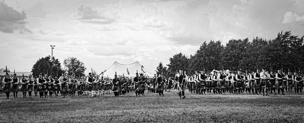 Fergus, Ontario, Canada-08 11 2018: meer dan 20 pipe bands paricipated in de Pipe Band Contest gehouden door Pipers en Pipe Band Society of Ontario tijdens Fergus Scottish Festival en Highland Games — Stockfoto
