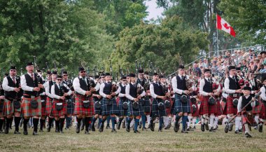 Fergus, Ontario, Kanada - 08 11 2018: Fergus İskoç Festivali ve Highland Oyunları sırasında Ontario Pipers and Pipe Band Society of Ontario tarafından düzenlenen Pipe Band yarışmasında 20'den fazla Boru bandı