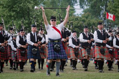 Fergus, Ontario, Kanada - 08 11 2018: Fergus İskoç Festivali ve Highland Oyunları sırasında Ontario Pipers and Pipe Band Society of Ontario tarafından düzenlenen Pipe Band yarışmasında 20'den fazla Boru bandı