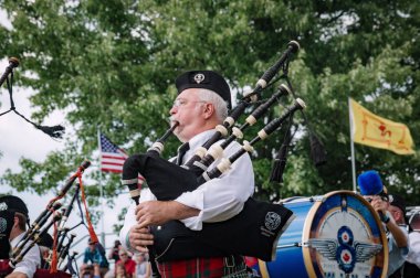 Fergus, Ontario, Kanada - 08 11 2018: Pipers of the Pipes and Drums band, Pipers and Pipe Band Society of Ontario tarafından Fergus İskoç Festivali'nde düzenlenen Boru Bandı yarışmasında yer aldı ve