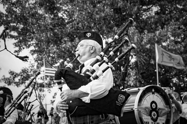 Fergus, Ontario, Canadá - 08 11 2018: Pipers of the Pipes and Drums banda paricipating in the Pipe Band contest held by Pipers and Pipe Band Society of Ontario during Fergus Scottish Festival and — Foto de Stock