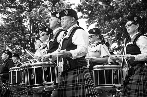 Fergus, Ontario, Canada - 08 11 2018: Барабанщики группы Pipes and Drums участвуют в конкурсе Pipe Band, проводимом Pipers and Pipe Band Society of Ontario во время Фергюсского шотландского фестиваля и — стоковое фото