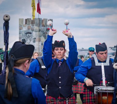 Fergus, Ontario, Kanada - 08 11 2018: Fergus İskoç döneminde Pipers and Pipe Band Society of Ontario tarafından düzenlenen Pipe Band yarışmasında Hamilton Polis Boruları ve Davulları grubunun davulcusu
