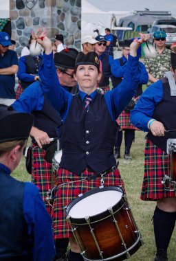 Fergus, Ontario, Kanada - 08 11 2018: Fergus İskoç döneminde Pipers and Pipe Band Society of Ontario tarafından düzenlenen Pipe Band yarışmasında Hamilton Polis Boruları ve Davulları grubunun davulcusu