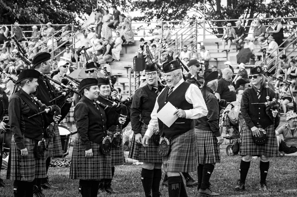 퍼거스, 온타리오, 캐나다 - 08 11 2018: 퍼거스 스코틀랜드 축제와 하이랜드 게임 동안 온타리오의 파이프 밴드 협회가 개최 한 파이프 밴드 경연 대회에서 20 개 이상의 파이프 밴드 — 스톡 사진