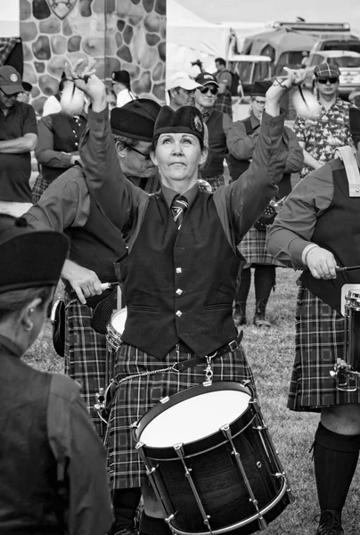 Fergus, Ontario, Canada-08 11 2018: drummer van de Hamilton Police Pipes and Drums Band paricipating in de Pipe Band Contest gehouden door Pipers en Pipe Band Society of Ontario tijdens Fergus Scottish — Stockfoto