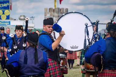 Fergus, Ontario, Kanada - 08 11 2018: Fergus Scottish sırasında Pipers ve Pipe Band Society of Ontario tarafından düzenlenen Pipe Band yarışmasına katılan Hamilton Polis Boruları ve Davul grubunun davulcusu