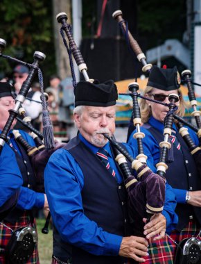 Fergus, Ontario, Kanada - 08 11 2018: Piper of the Hamilton Police Pipes and Drums band, Pipers and Pipe Band Society of Ontario tarafından Fergus Scottish sırasında düzenlenen Pipe Band yarışmasına katıldı