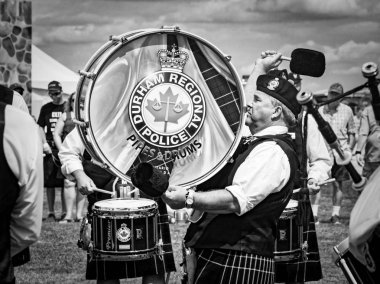 Fergus, Ontario, Kanada - 08 11 2018: Fergus sırasında Pipers ve Pipe Band Society of Ontario tarafından düzenlenen Pipe Band yarışmasına katılan Durham Bölgesel Polis Boruları ve Davul ları grubunun davulcusu