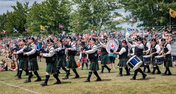 Fergus, Ontario, Kanada - 08 11 2018: Durham Bölgesel Polis Boruları ve Davul grubu, Fergus İskoç Festivali sırasında Ontario Pipers ve Pipe Band Society of Ontario tarafından düzenlenen Pipe Band yarışmasına katıldı