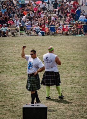 Fergus, Ontario, Kanada - 08 11 2018: Fergus İskoç Festivali ve Highland Oyunları sırasında Caber Toss yarışma alanında kilt giyen sporcular geleneksel İskoç ağır