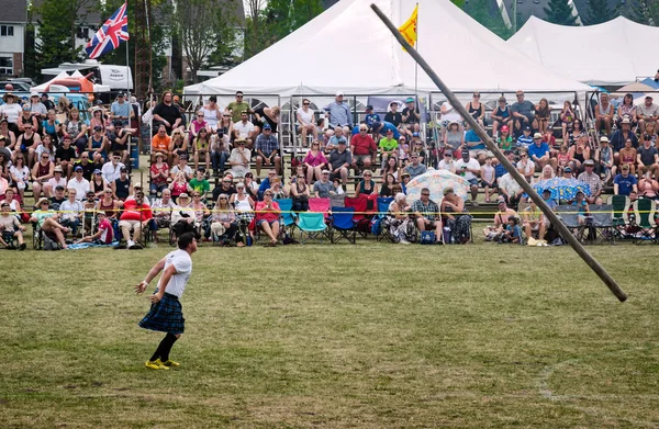 Fergus, Ontario, Canada - 08 11 2018: L'atleta scozzese che indossa il kilt sta dimostrando le sue abilità in un concorso Caber Toss durante il Fergus Scottish Festival e Highland — Foto Stock