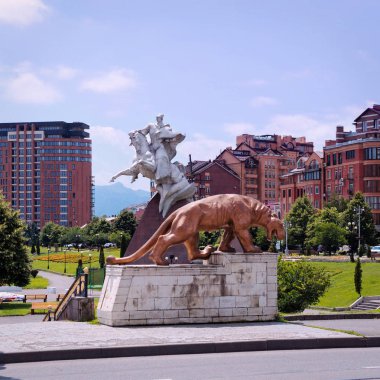 Şehir merkezinin yaz manzarası. Rusya, Osetya, Sovyetler Birliği. Yaz, bahar