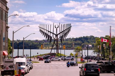 Barrie, Ontario, Kanada - 2019 08 25: Simcoe Gölü 'nün önünde Ruh Yakalayıcı heykeliyle Maple mağarası boyunca yaz manzarası. Ruh Yakalayıcı 21 metrelik çelik bir kinetik heykeldir.