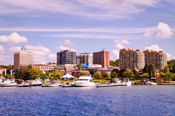 Barrie, Ontario, Kanada - 2019 08 25: Kilátás a Simcoe-tóra a jobb oldali Örökségparkkal Barrie városa, Ontario, Kanada — Stock Fotó