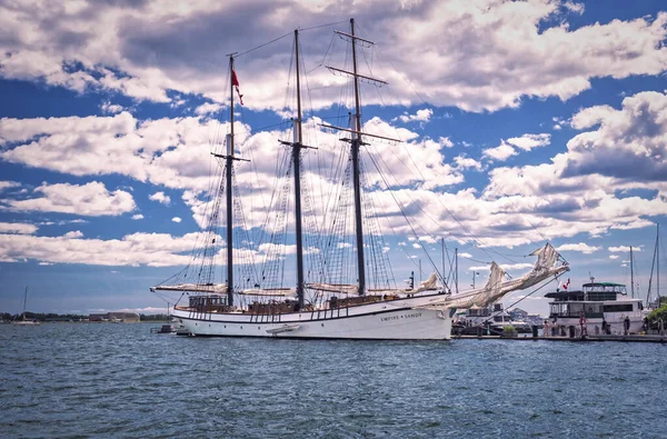 Toronto, Ontario, Kanada - 2019 06 30: Jedna z najpopularniejszych atrakcji Toronto 's Empire Piaszczysty statek przy molo w Toronto Harboufront. Klasyczny szkuner zapewnia wycieczki czarterowe dla — Zdjęcie stockowe