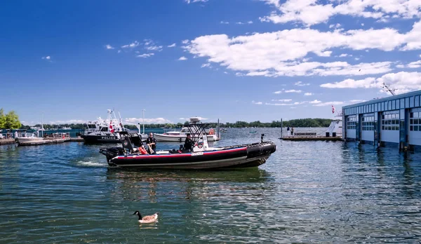 Toronto, Ontario, Canadá - 2019 06 30: Toronto Police Marine Unit officers steering the police speedboat. El Servicio de Policía de Toronto es una de las varias fuerzas policiales a lo largo del Lago Ontario con un marine — Foto de Stock