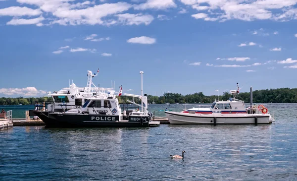 Toronto, Ontario, Canadá - 2019 06 30: Toronto Police Marine Unit speedboats beside the pier in Toronto Harbour. El Servicio de Policía de Toronto es una de las varias fuerzas policiales a lo largo del lago Ontario con un — Foto de Stock