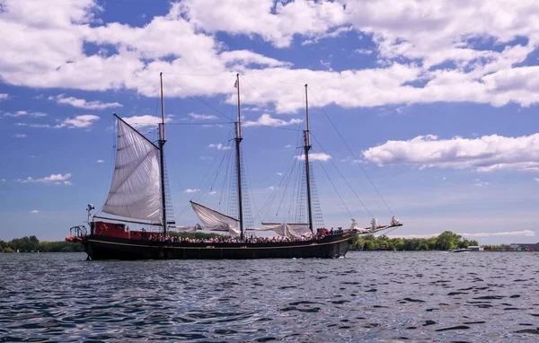 Toronto, ontario, canada - 2019 06 30: Kajama-Großschiff in den Gewässern des Toronto-Hafens. kajama ist ein dreimastiger ehemaliger Frachtschoner, der derzeit als Kreuzfahrtschiff auf dem Ontariosee unterwegs ist. — Stockfoto