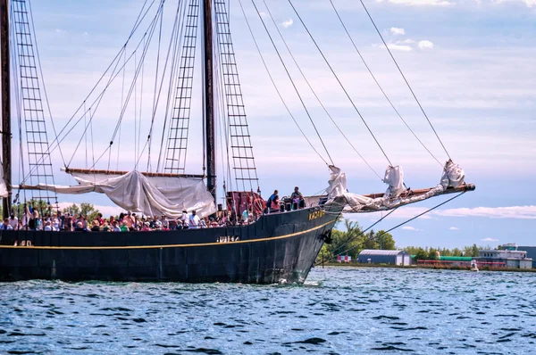 Toronto, Ontario, Kanada - 2019 06 30: Statek Kajama na wodach Toronto Harbour. Kajama jest trzymasztowy były szkuner ładunku, który obecnie działa na jeziorze Ontario jako statek wycieczkowy. — Zdjęcie stockowe