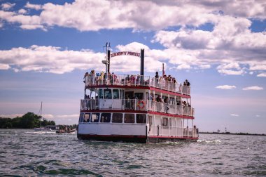 Toronto, Ontario, Kanada - 2019 06 30: Toronto Limanı 'nın sularında Tesadüfi Prenses yolcu gemisi. Tesadüfî Prenses, Toronto 'da 360 derecelik manzarayı sunan tek tekne.