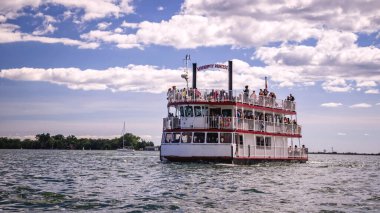 Toronto, Ontario, Kanada - 2019 06 30: Toronto Limanı 'nın sularında Tesadüfi Prenses yolcu gemisi. Tesadüfî Prenses, Toronto 'da 360 derecelik manzarayı sunan tek tekne.