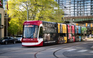 Toronto, Kanada - 06 09 2019: Toronto 'daki Spadina Bulvarı boyunca ilerleyen, yan taraflarında reklam pankartları olan yeni bombardıman uçağı. Toronto Ulaşım Komisyonu bir toplu taşıma kurumudur.