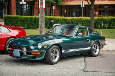 TORONTO, CANADA - 08 18 2018: 1971 Datsun 240Z eski yarış yeşil renkli spor araba Japon otomobil üreticisi Nissan Motor Co., Ltd Danforth 'daki Wheels at the Auto Show' da sergileniyor.