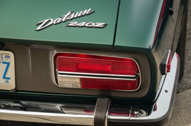 TORONTO, CANADA - 08 18 2018: Datsun logosu 1971 Datsun 240Z coupe coupe spor otomobil orijinal yarış arabası Nissan Motor Co., Ltd Danforth otomobil fuarında sergileniyor.