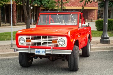 TORONTO, CANADA - 08 18 2018: Tampon, kaput, ön cam, ön far, ızgara ve yansıtıcılar ile dış kısmı 1974 Ford Bronco Bronco SUV eski arazi aracı sergilenen açık hava otomobil gösterisi Wheels on the Danforth.