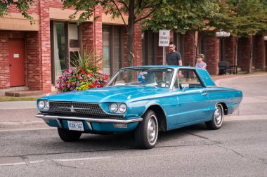 TORONTO, CANADA - 08 18 2018: 1967 Ford Thunderbird hardtop eski zamanlayıcı araba Amerikan otomobil üreticisi Ford Motor Company tarafından açık hava otomobil fuarı Wheels on the Danforth 'da sergilenmektedir.
