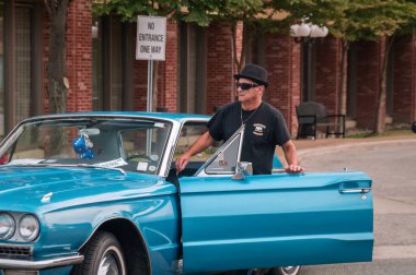 TORONTO, CANADA - 08 18 2018: Eski bir arabanın sahibi 1967 Ford Thunderbird hardtop 'una biniyor Amerikalı otomobil üreticisi Ford Motor Company açık hava otomobil fuarı Wheels on the Danforth' da sergileniyor.