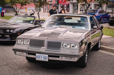 TORONTO, CANADA - 08 18 2018: 1984 Oldsmobile Cutlass Supreme Oldsmobile, Amerikan otomobil üreticisi General Motors Company 'nin bir bölümü olan Oldsmobile tarafından yapılan eski zamanlayıcı araba Danforth' da Wheels at Auto Show 'da sergilenmektedir..