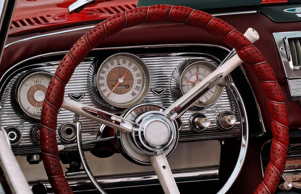 Teil Des Innenraums Eines Oldtimer Luxusautos Mit Lenkrad Tacho Kraftstoff — Stockfoto