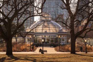 TORONTO, CANADA - 03 08 2020: Erken bahar günbatımı Allan Gardens Park manzaralı Jarvis Caddesi 'ndeki yüksek binaların önünde Allan Gardens sera binası.