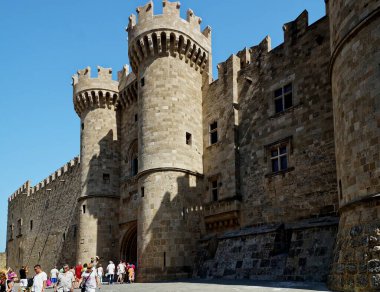 Rodos, Yunanistan - 06: 06 29 2014: Rodos Şövalyeleri Büyük Ustasının Sarayı önünde turistler